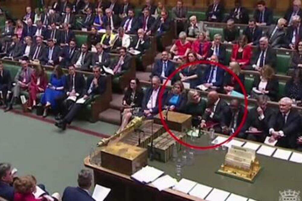 ISPLIVAO SNIMAK LIZ TRAZ: Tačno se vidi ŠTA JE URADILA kada su joj javili TEŠKE VESTI ZA KRALJICU ELIZABETU (VIDEO)