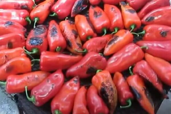 EVO KAKO DA BRZO OLJUŠTITE PEČENE PAPRIKE: Trik koji ŠTEDI VREME pravljenja ZIMNICE