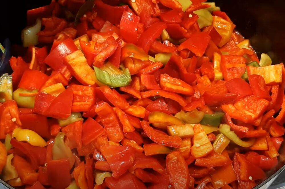 Ma kakav ajvar, pola Srbije kuva ovo kao zamenu! Paprika krcka pod zubima, a sos možete jesti i kašikom