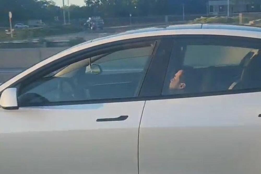 OBILAZILA AUTOMOBIL, A ONDA SNIMILA ŠTA VOZAČ RADI U KOLIMA: Nije mogla da VERUJE svojim OČIMA šta VIDI (VIDEO)