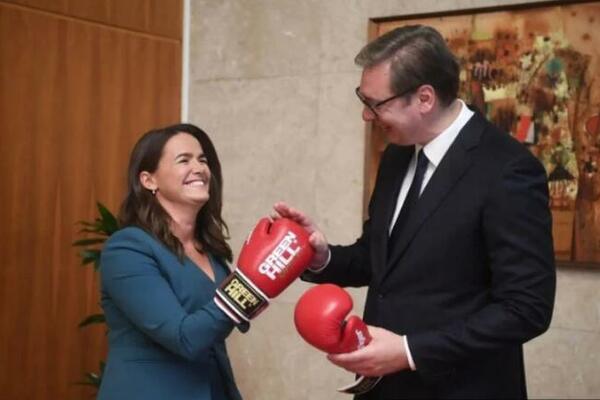 "POKLONIO SAM JOJ PAR RUKAVICA": Vučić i predsednica Mađarske razmenili POKLONE, evo šta je dobio! (FOTO)