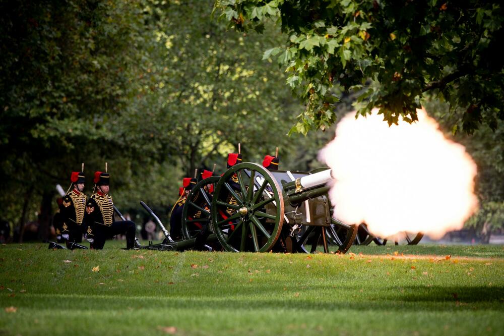 POSLEDNJI POZDRAV KRALJICI ELIZABETI: Kraljevska artiljerija iz 96 oruđa ispalila 96 plotun! (FOTO)
