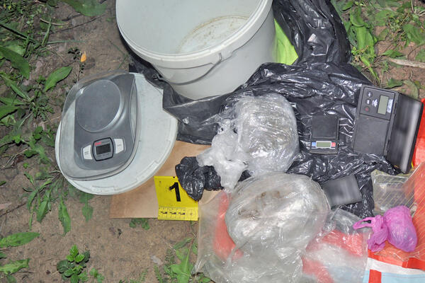 U DVE AKCIJE MUP UHAPSIO TROJICU OSUMNJIČENIH ZA DILOVANJE: Zaplenjena droga, vagice i novac! (FOTO)