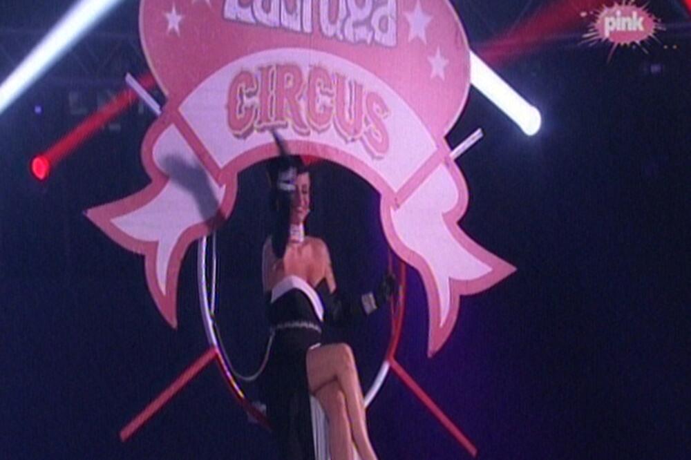 POČELA JE ZADRUGA 6: Ceremonija krenula sa NEBA, voditeljka SLETELA na binu pa krenuo SPEKTAKLA!