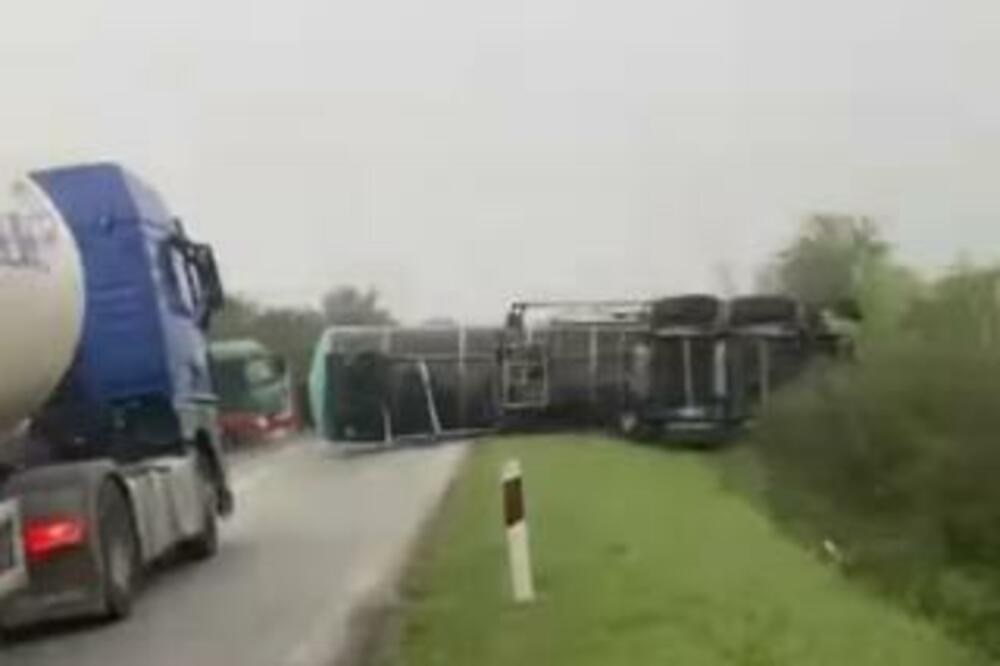 PREVRNULA SE CISTERNA NA PUTU BEOGRAD - ZRENJANIN: Povređen vozač KAMIONA (VIDEO)