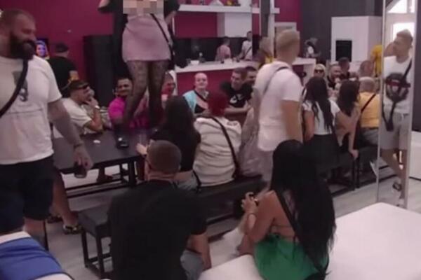 JELENU GOLUBOVIĆ ŠOKIRALA NACIJU PRVI DAN U ZADRUZI: Svukla majicu i polazala GOLE GRUDI! (VIDEO 18+)