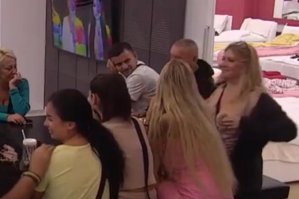 NACIJA BRUJI O ONOME ŠTO SU UGLEDALI KADA JE JELENA GOLUBOVIĆ POKAZALA GRUDI: Ima ih 6, učesnici se PLAŠE ZARAZE!