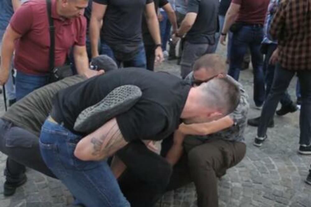 HRVATSKI POLICAJCI NEMILOSRDNI: Snimak hapšenja momka koji je imao 2 molotovljeva koktela na protestu! (VIDEO)