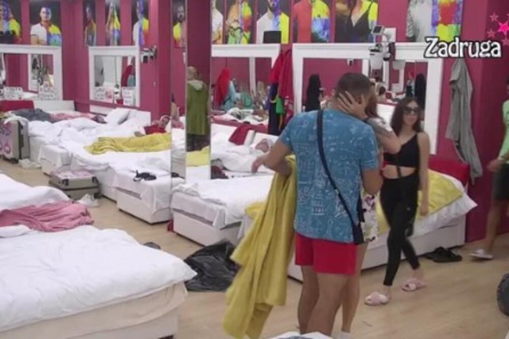 ANA SPASOJEVIĆ OVE GODINE POSTALA POTPUNO DIVLJA: Naskočila na muškarca koji hoće da je ŽENI, pali i DODIRI!