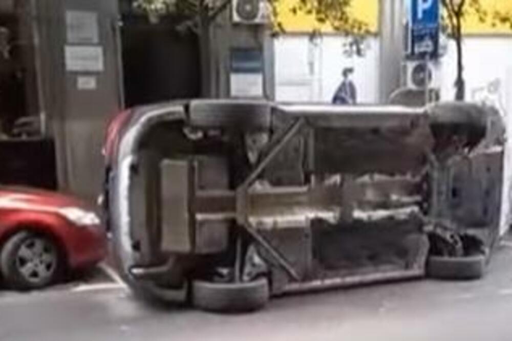 NADREALNA SCENA U BEOGRADU! Automobil završio na BOKU (FOTO)