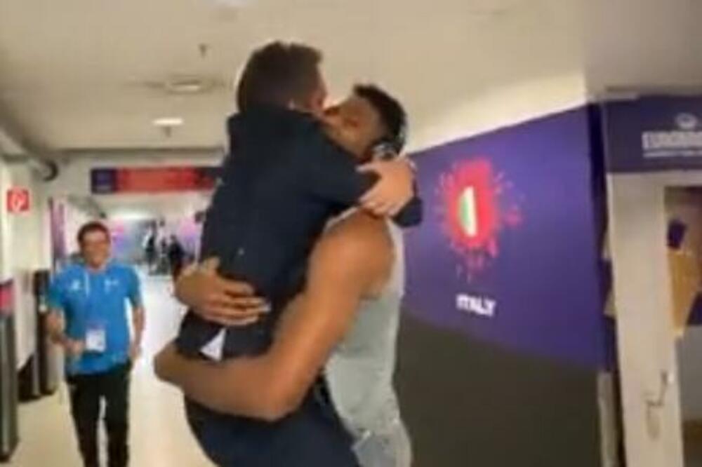 MOŽE LI BIZARNIJE? Selektor Italije u naručju Janisa Adetokumba! (VIDEO)