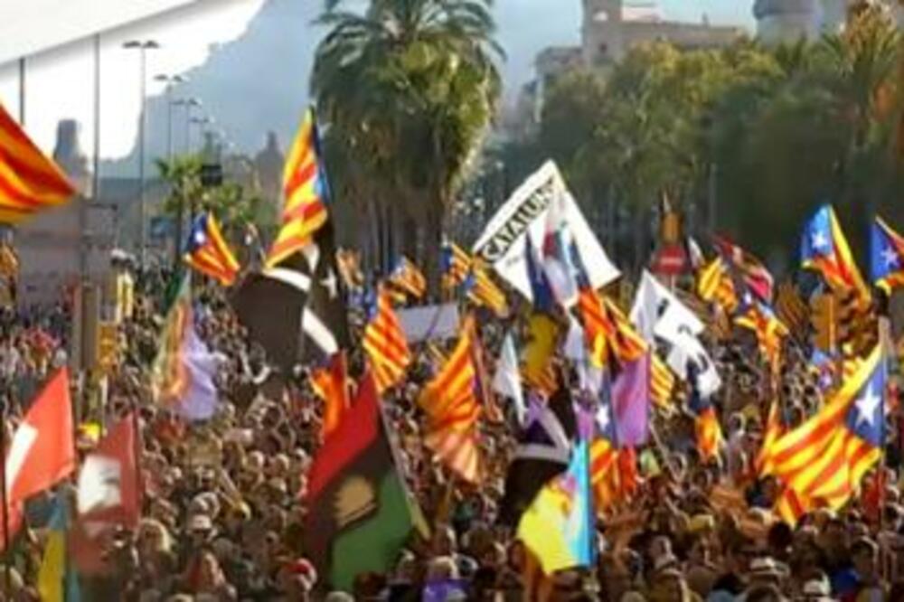 DESETINE HILJADA LJUDI NA ULICAMA BARSELONE: Zahtevaju nezavisnost! (VIDEO)
