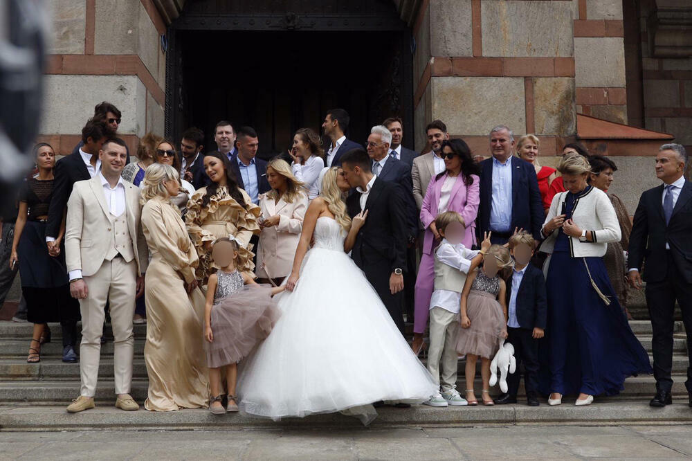 POGLEDAJTE U KOLIKO BESNIM KOLIMA SU DOŠLI ĐOKOVIĆI! Sve pršti od luksuza, VREDNOST 400.000 EVRA! (VIDEO)