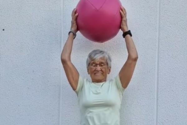 IMA 81 GODINU, A IZGLEDA KAO DEVOJKA: Kada vidite šra radi SVAKI DAN neće vam biti DOBRO, ŠOK (FOTO/VIDEO)