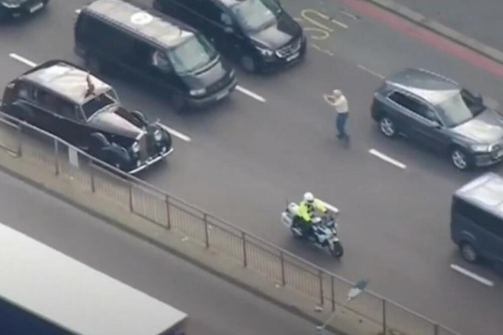 JEZIVA SCENA NA PUTU: Čovek izleteo pre AUTOMOBIL kralja Čarlsa, Britanija se TRESE zbog OVOGA! (VIDEO)