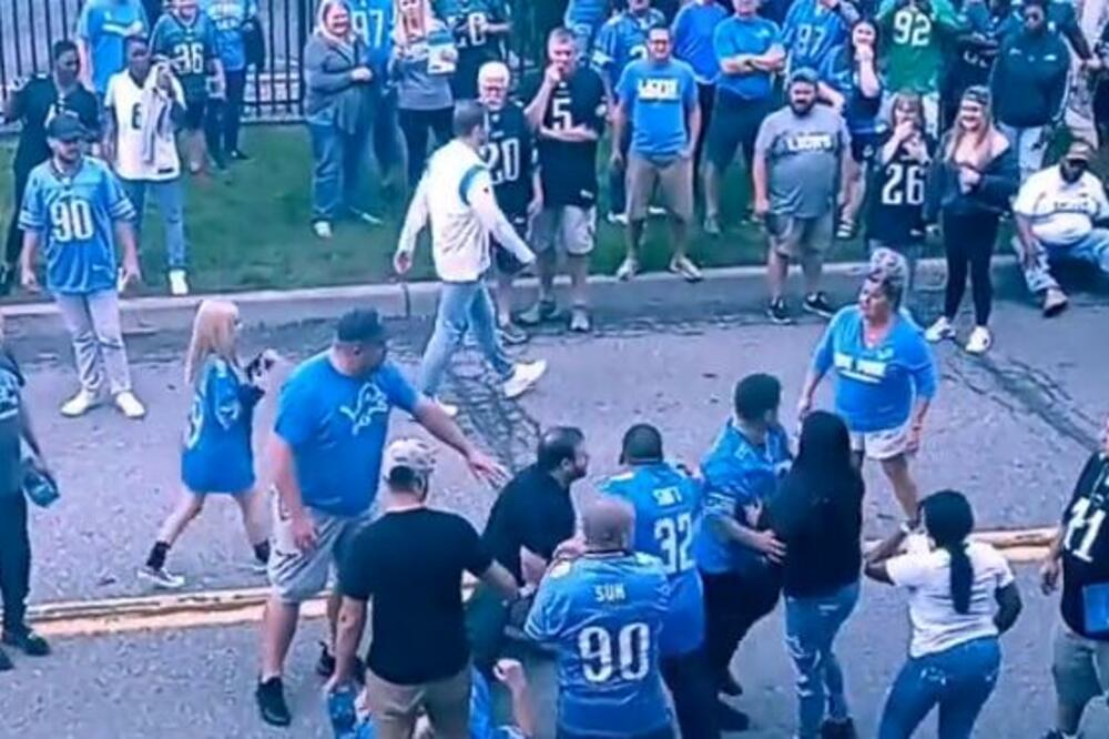 KRVAVA GRUPNA TUČA NAVIJAČA! Devojka leži nepomična na podu, UZNEMIRUJUĆ PRIZOR BRUTALNOSTI (VIDEO)