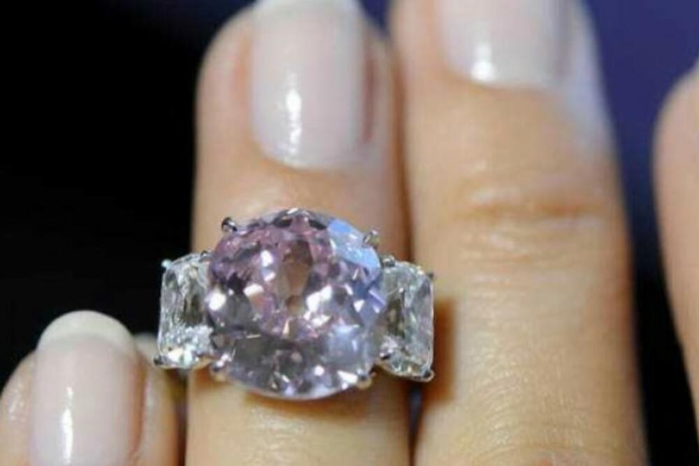 KUPILA PRSTEN NA BUVLJOJ PIJACI I GODINAMA GA ČUVALA: Odlučila je da ga PRODA, a ZLATAR ju je ŠOKIRAO (VIDEO)