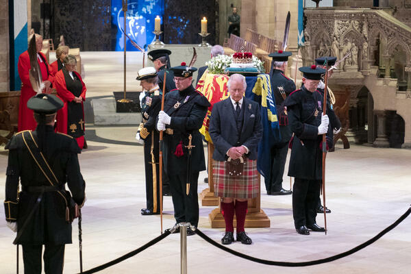 ISPLIVALI DETALJI O KRALJIČINOM KOVČEGU: Evo šta će biti POLOŽENO pored NJEGA!