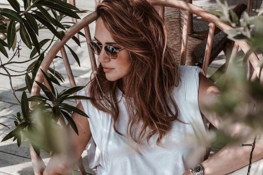 DA LI JE ONA NAJLEPŠA TRUDNICA? Raskopčala košulju i pokazala SAVRŠENI STOMAK,tako se*si i provokativno a SA STILOM