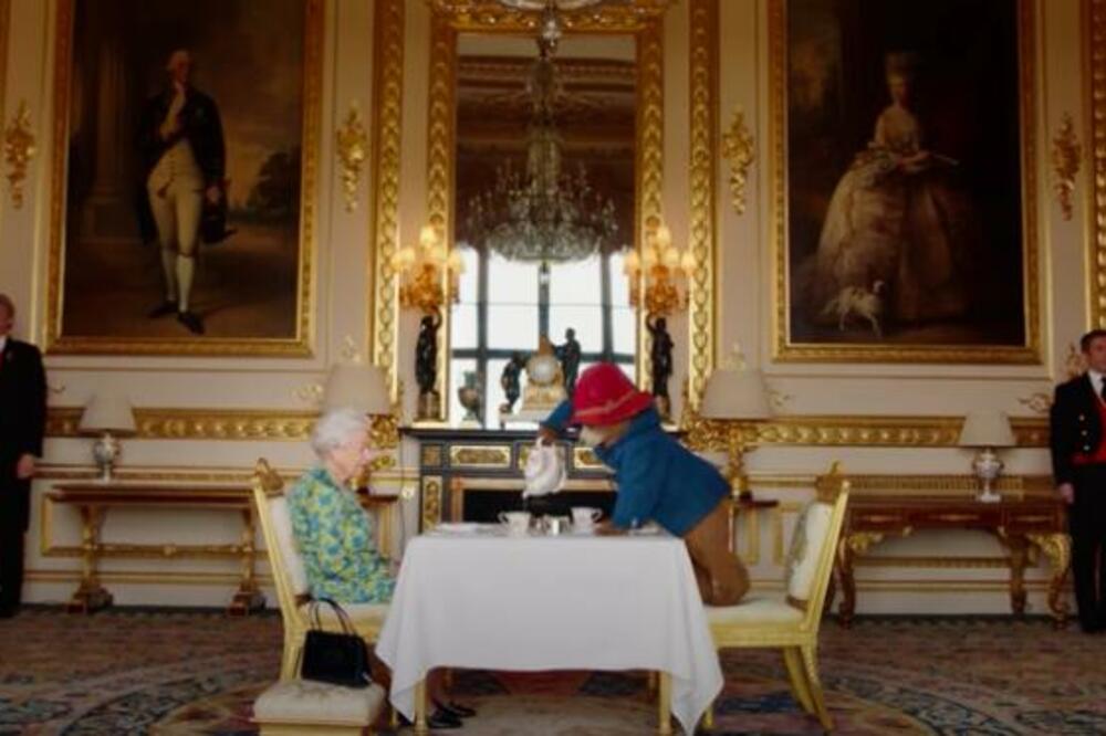 ZBOG OVIH STVARI SE CEO SVET SMEJAO SA KRALJICOM ELIZABETOM: Jednim postupkom iznenadila je SVE! (VIDEO)