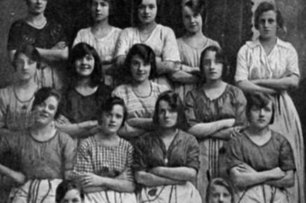 VIDITE LI JEZIV DETALJ NA SLICI?! Stara fotografija PRENERAZILA sve na Fejsbuku, KAKO JE MOGUĆE?! (FOTO)