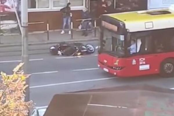 SAOBRAĆAJKA NA BANOVOM BRDU: Oboren MOTOCIKLISTA, prolaznici gledaju JEZIVU SCENU! (VIDEO)