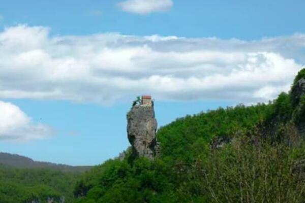 ČARDAK NI NA NEBU NI NA ZEMLJI: Nestvarno mesto do kojeg se može doći na samo JEDAN NAČIN! (FOTO/VIDEO)