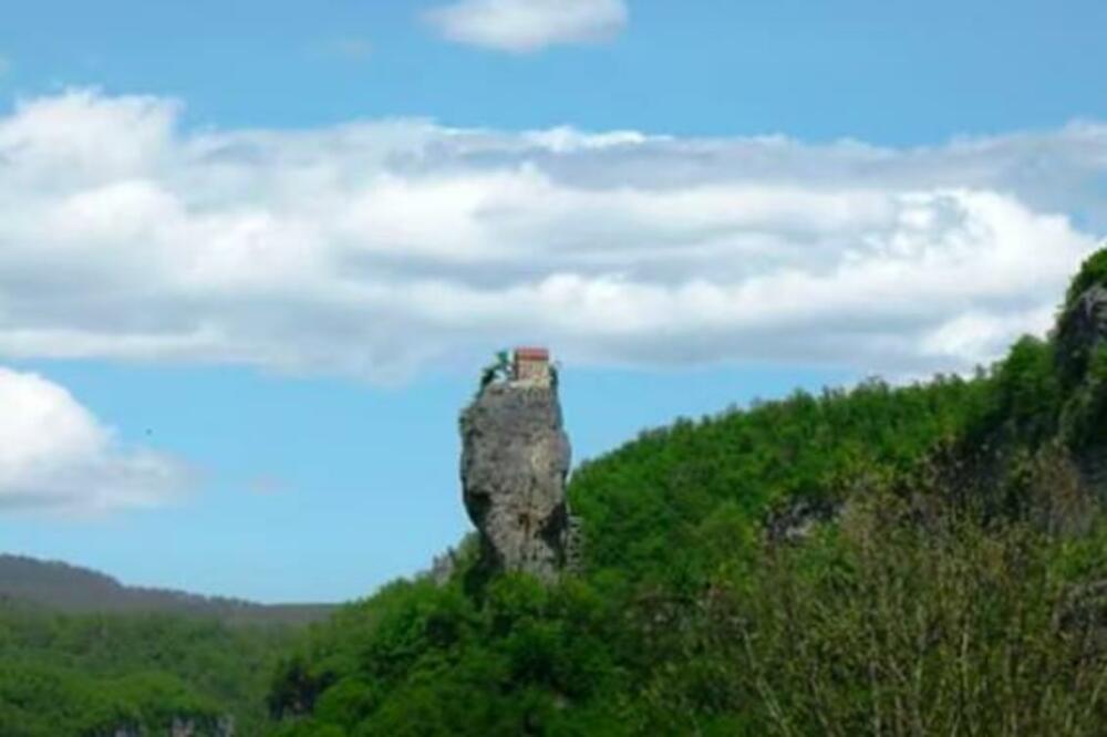 ČARDAK NI NA NEBU NI NA ZEMLJI: Nestvarno mesto do kojeg se može doći na samo JEDAN NAČIN! (FOTO/VIDEO)