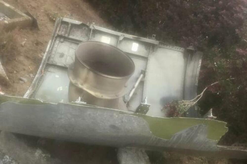 PORODICA DOŽIVELA ŠOK U SOPSTVENOM DVORIŠTU: Gromada PRELETELA svom SNAGOM i završila OVDE (FOTO)