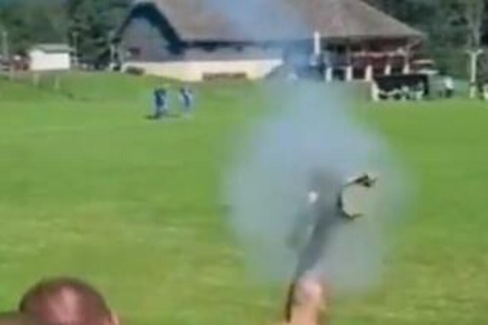 ŠOKANTAN SNIMAK STIŽE IZ HRVATSKE: Navijač iz improvizovane zolje ispaljuje "projektil", oglasio se savez! (VIDEO)