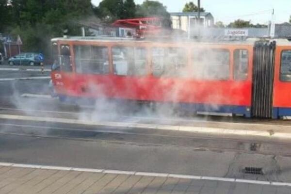 GORI TRAMVAJ NA NOVOM BEOGRADU, EKSPRESNO JE ISPRAŽNJEN: I to nije PRVI PUT DA SE OVO DEŠAVA! (FOTO)