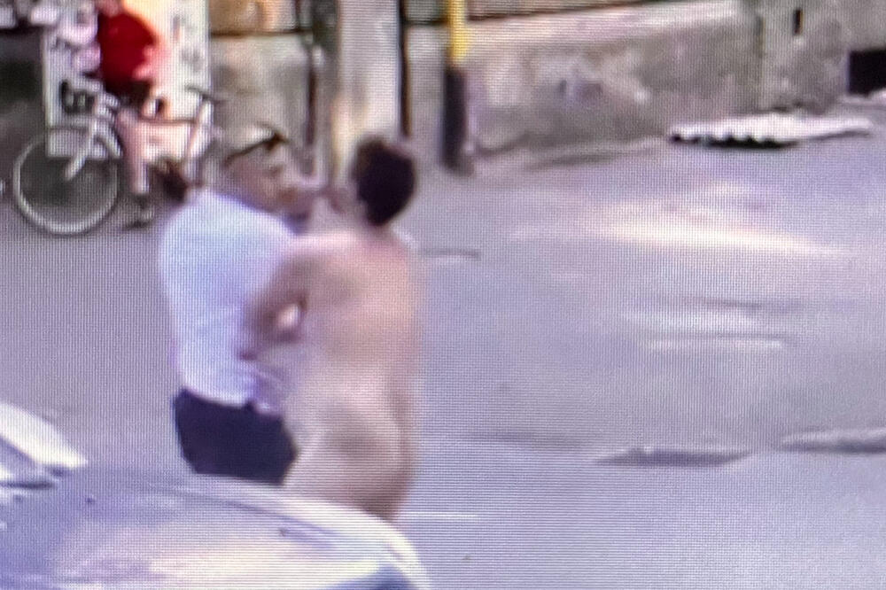 LUDILO U CENTRU GRADA! Muškarac šetao GO ispred kolone automobila, a kad je izašao VOZAČ usledila DRAMA (VIDEO)