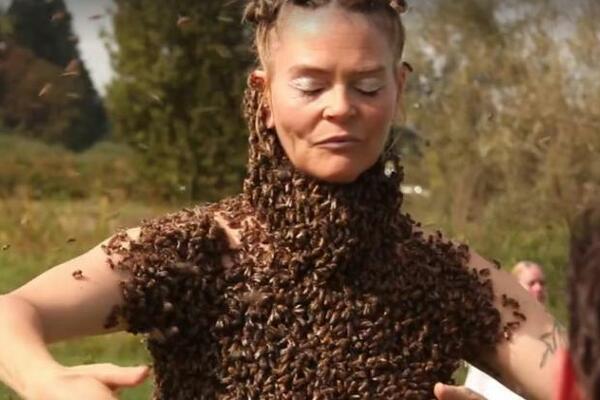 DOZVOLJAVA DA JOJ HILJADE PČELA MILI PO TELU SVAKODNEVNO: Razlog je više nego bizaran! (VIDEO)