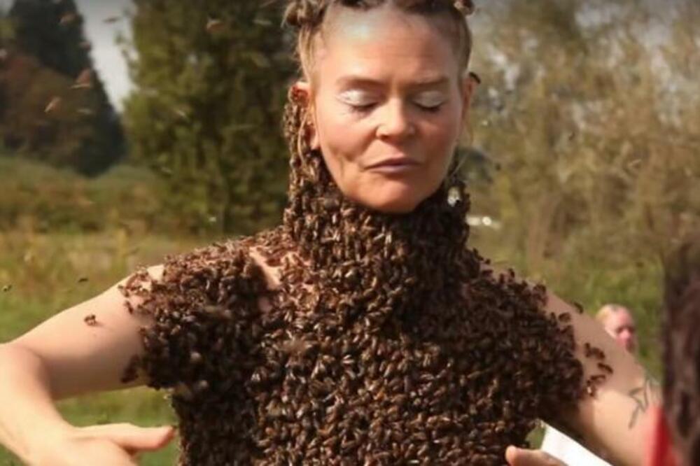 DOZVOLJAVA DA JOJ HILJADE PČELA MILI PO TELU SVAKODNEVNO: Razlog je više nego bizaran! (VIDEO)