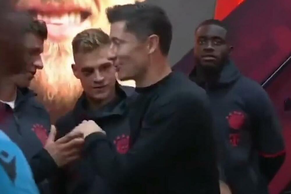 LEVANDOVSKI SE SA SVIM IZGRLIO, SA MILEROM NIJE HTEO NI DA SE RUKUJE! Hit snimak iz Bajernovog tunela (VIDEO)