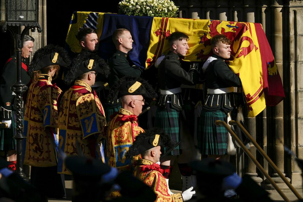 TELO KRALJICE ELIZABETE STIGLO U VESTMINISTERSKU OPATIJU: Ljudi POTRESENI plakali tokom POVORKE