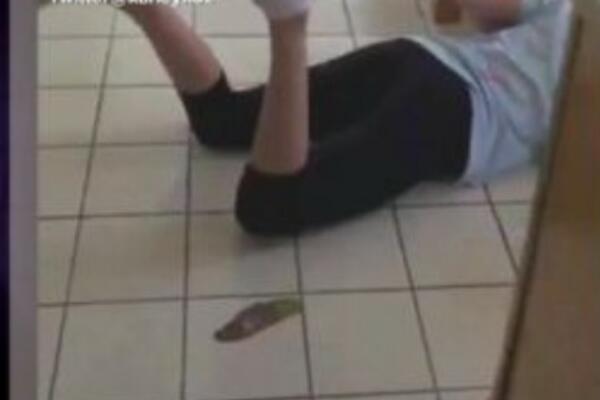 NAJNOVIJI IZAZOV KRUŽI INTERNETOM I LJUDI SE PITAJU DA LI JE OVO NORMLANO?! Pogledajte i prosudite sami! (VIDEO)