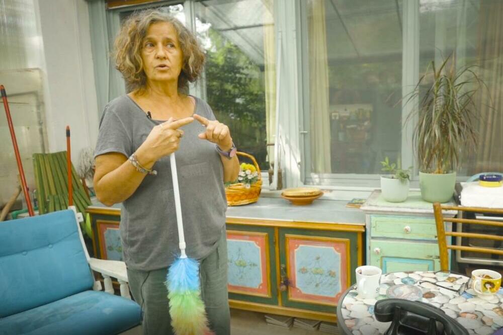 SMEH DO SUZA U "PUSTI BRIGU": Komšinica Jasmina: Kad mi dolazite u goste, ne donosite mi cveće, već ulje i šećer!