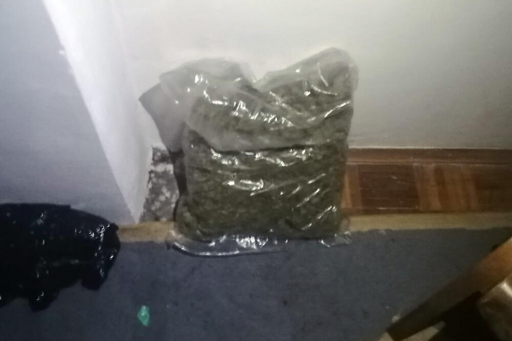 VIŠE OD 30 KG DROGE "ŠTEKALI" U STANU U BEOGRADU: Policija uhapsila dilera, pa zaplenila sve (FOTO)