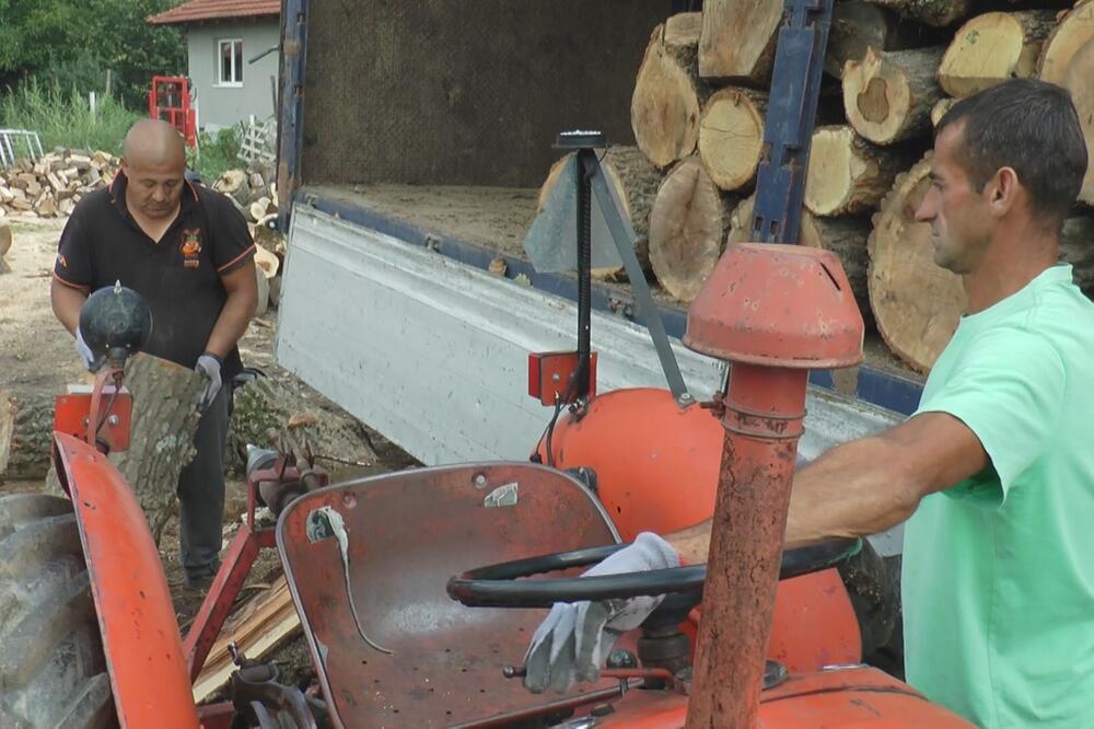 METAR GRAĐE NA STOVARIŠTIMA KOŠTA 10.000 DINARA: Po prvi put ljudi traže BAGREMOVO drvo koje je JEFTINIJE! (FOTO)
