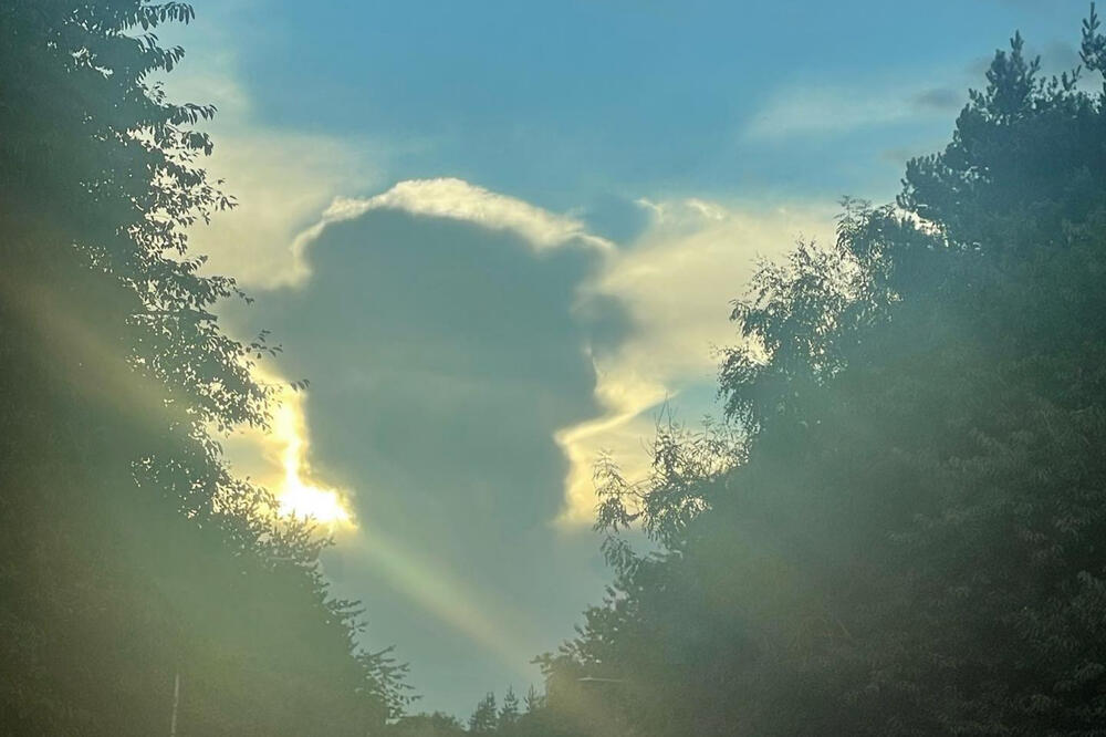 KRALJICA ELIZABETA se pojavila NA NEBU IZNAD BRITANIJE? Ljudi gledaju ovaj ŠOK PRIZOR i ne veruju (FOTO)