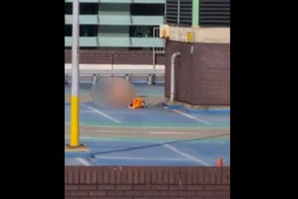 PAR UHVAĆEN NA KROVU ZGRADE, RADNIK SNIMIO PERVERZIJU! Ona leži, on NE STAJE, SVE SE VIDELO! (ŠOK VIDEO)