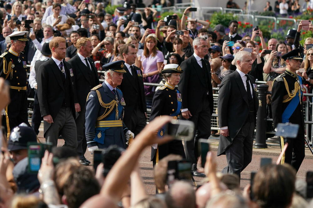 "SRCE MU JE BILO SLOMLJENO": Princ Hari PONIŽEN tokom bdenja za kraljicu, pogledajte samo šta se DESILO!