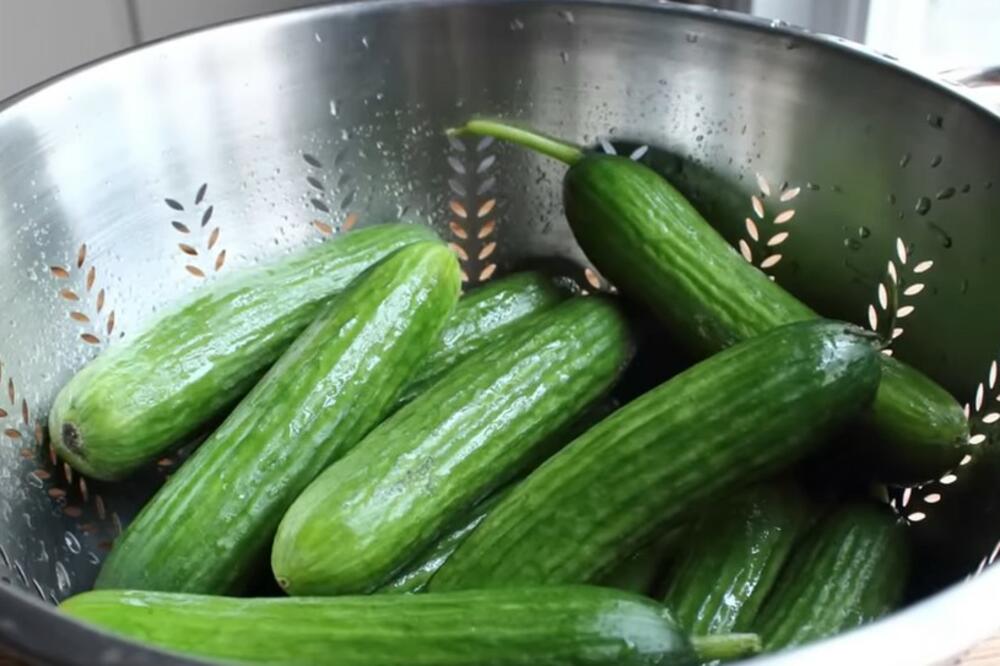 NAPRAVITE KISELE KRASTAVČIĆE BEZ ADITIVA I KONZERVANSA ZA POLA SATA: Recept za ZIMNICU koja može da TRAJE I TRAJE!