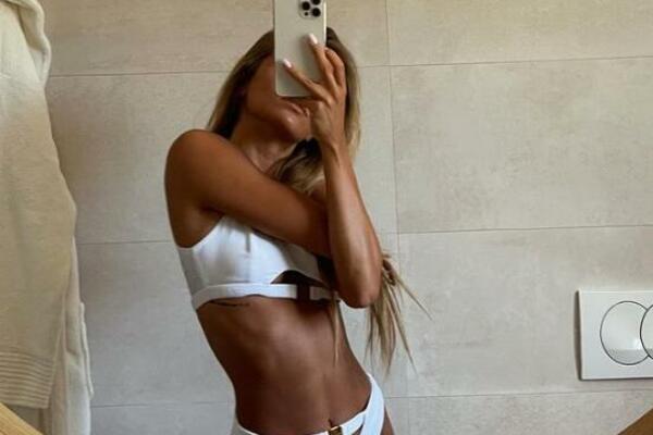 OVA BRUTALNA PLAVUŠA JE ĆERKA NAŠEG POZNATOG TRENERA! Obožava da se fotka u kupaćem, sve na izvol’te! (FOTO)