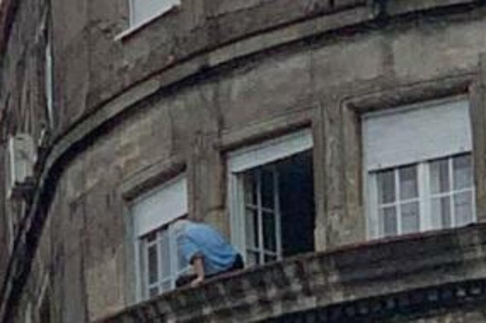 DEKA PONOVO U SPAJDERMENSKOJ AKCIJI: Hoda po IVICI visoke ZGRADE, ljudi se HVATAJU za GLAVU (FOTO/VIDEO)