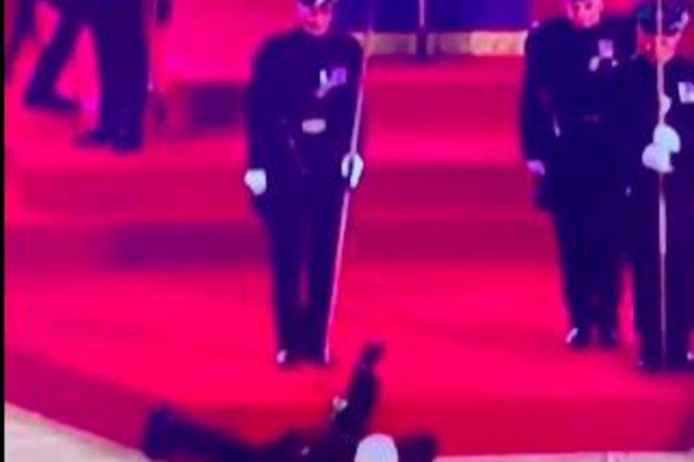 INCIDENT KOD KOVČEGA KRALJICE ELIZABETE! Samo se SRUŠIO! (VIDEO)