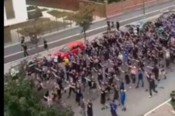 SKANDAL U ITALIJI: Navijači Dinama salutirali nacističkim pozdravima, pa pobegli kad su se pojavili ultrasi Milana!