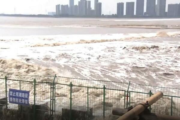 Plima reke Ćijentang impresionira sve posmatrače! (VIDEO)