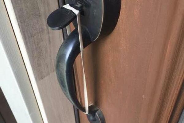 AKO PRONAĐETE OVO NA VAŠIM ULAZNIM VRATIMA ODMAH ZOVITE POLICIJU: Kruži nova prevara, jedna grupa ljudi je na udaru
